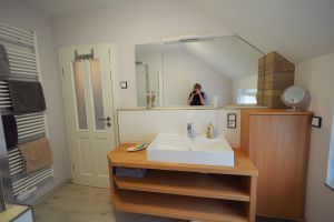 Buchenholzwaschtisch mit Schrank und Handtuchheizung