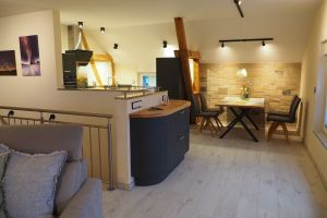 Die Essecke ist zum Wohnzimmer hin offen.