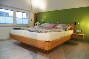 Doppelbett mit erhöhtem Einstieg aus Buchenholz und verestellbaren Lattenrosten