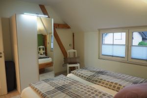 Kleiderschrank, eine Seite mit Vollspiegel