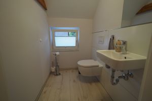 Das WC ist separat vom Badezimmer.