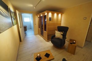besttehend aus Infrarotkabine, Ruhezone mit Relaxsesseln und eigenem Bad