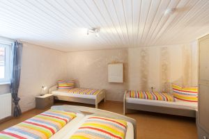 Kinderschlafzimmer In diesem Schlafzimmer stehen 4 Betten und ein Gitterbett. Auch die ausklappbare Wickelmöglichkeit befindetet sich hier. Das Fenster kann mit einem Rolladen abgedunkelt werden.
