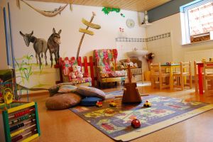 Unser Spielzimmer Hier kann bei schlechtem Wetter nach Herzenslust gespielt werden. Es stehen Ihnen auch viele Familien- und Brettspiele so wie eine Auswahl an Bücher auch für Erwachsene zur Verfügung