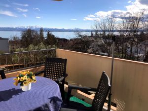 Genießen Sie die tolle Aussicht auf den See und die Schweizer Alpen