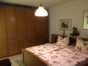 mit Doppelbett und Zugang zum Balkon