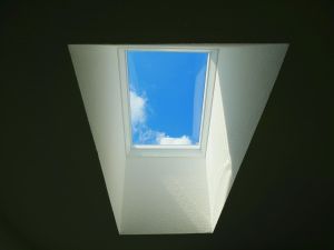 Ein besonderes Highlight ist das klare Dachfenster, durch das Sie die Sterne beobachten können, während Sie gemütlich im Bett liegen. Lassen Sie sich vom Anblick des Sternenhimmels verzaubern und genießen Sie die Ruhe in unserer Ferienwohnung.