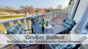 Unser Haus verfügt über einen großen eigenen Balkon, auf dem Sie einen herrlichen Blick auf die Umgebung genießen können. Er bietet Ihnen ausreichend Platz, um zu entspannen oder gemeinsam mit Ihren Liebsten einen gemütlichen Abend zu verbringen.