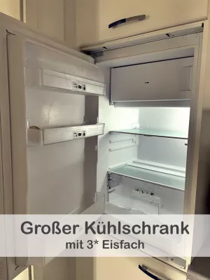 In unserem Einbaukühlschrank finden Sie auch ein Eisfach, das Ihnen die Möglichkeit bietet, Eiswürfel oder gefrorene Lebensmittel zu lagern. Mit dieser praktischen Funktion können Sie sich an heißen Tagen erfrischende Getränke mit Eiswürfe zubereiten.