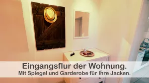 In unserem Haus finden Sie im Flur direkt an der Eingangstür eine praktische Garderobe und eine Kommode. Die Kommode bietet Ihnen zusätzlichen Stauraum für kleine Gegenstände und Utensilien.