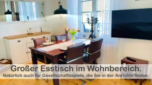 Genießen Sie Ihre Mahlzeiten in unserem gemütlichen Essbereich für bis zu 4 Personen. Der Tisch ist perfekt für gemeinsame Mahlzeiten oder Spieleabende geeignet und bietet ausreichend Platz für alle. Das Geschirr für Ihre Mahlzeiten ist im Sideboard.