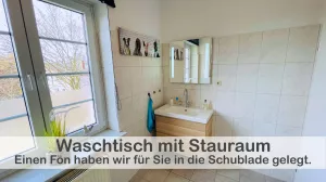 In unserem Badezimmer erwartet Sie ein Waschtisch mit großem Unterschrank, der ausreichend Platz für Ihre persönlichen Pflegeprodukte bietet. Hier finden Sie auch einen Fön, mit dem Sie Ihre Haare bequem trocknen und stylen können.