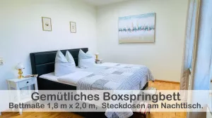 Das Bett hat die Maße von 1,8 x 2 Meter. Die Kissen und Bettdecken haben eine Standartgröße. Wir möchten Sie bitten, sich ein passendes Spannbetttuch und die Bezüge für Kissen und Decken mitzubringen.