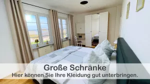 Wir haben in unserer Ferienwohnung auch an die Bedürfnisse von Geschäftsreisenden und Personen, die im Homeoffice arbeiten, gedacht. In unserem Schlafzimmer haben wir Ihnen einen Büroarbeitsplatz eingerichtet, da können Sie sich zurück ziehen.