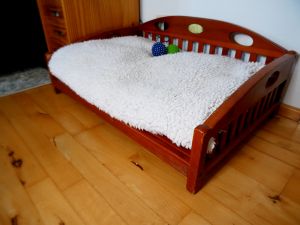 In unserer Ferienwohnung im Gutshaus heißen wir nicht nur Menschen, sondern auch Vierbeiner herzlich willkommen. Deshalb haben wir ein gemütliches Hundebett im Wohnzimmer eingerichtet, damit sich auch Ihr pelziger Begleiter wie zu Hause fühlen kann.
