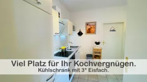 Unsere Küche ist nicht nur ein Ort zum Kochen, sondern auch ein praktischer Durchgang zum Badezimmer. Durch die Küche gelangen Sie bequem und schnell zum Badezimmer. Dies ist besonders praktisch, wenn Sie nach dem Kochen Ihre Hände waschen wollen.