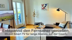 Entspannen Sie auf unserer Couch und lassen Sie den Tag hinter sich. Die gemütliche Atmosphäre unseres Wohnbereichs lädt zum Entspannen und Verweilen ein. Kuscheln Sie sich in eine unserer weichen Decken, die stehen direkt im Korb neben der Couch.