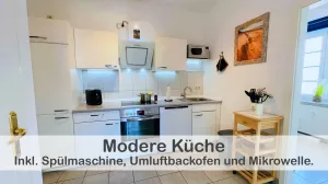 Unsere moderne Küche bietet Ihnen alles, was Sie für ein gelungenes Kocherlebnis benötigen. Das Ceranfeld und der Umluftbackofen ermöglichen eine schnelle und präzise Zubereitung Ihrer Lieblingsgerichte. Unsere Küche ist komplett ausgestattet.