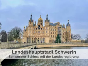 Das Schweriner Schloss, das Wahrzeichen der Landeshauptstadt Schwerin, ist ein majestätisches Schloss auf einer Insel im Schweriner See. Die Stadt Schwerin selbst bietet auch eine charmante Altstadt mit vielen Restaurants, Cafés und Geschäften.
