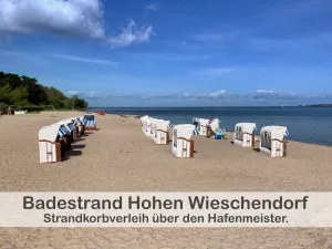 Entspannen Sie am malerischen Badestrand an der Marina Hohen Wieschendorf und genießen Sie das kristallklare Wasser der Ostsee. Der Strand ist breit und sauber und bietet ausreichend Platz zum Sonnenbaden, Schwimmen und Spielen.