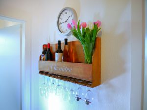 Das Leben ist einfach zu kurz für schlechten Wein. Genießen Sie das Leben, allerdings haben wir hier unseren Wein gelagert. Es ist nicht Bestandteil der Vermietung, dafür sind die Geschmäcker zu unterschiedlich. ;-))