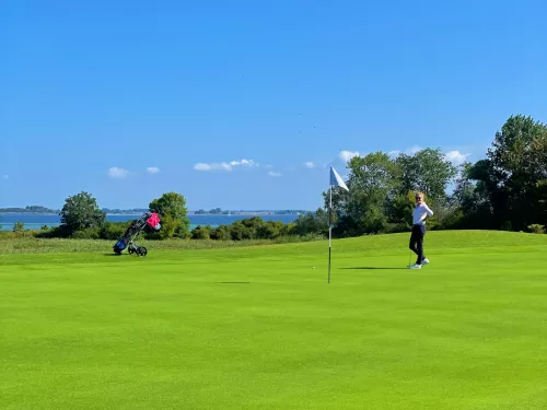 Golfplatz mit Ostseeblick