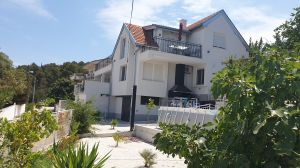 Bild 1: Villa Rosa Apartment auf Ciovo mit Pool und nahe am Meer, Neu 2021