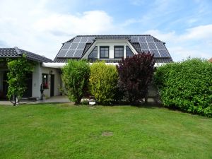 Das Haus vom Garten gesehen.
