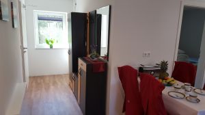 Mit großer Garderobe und Bügeln