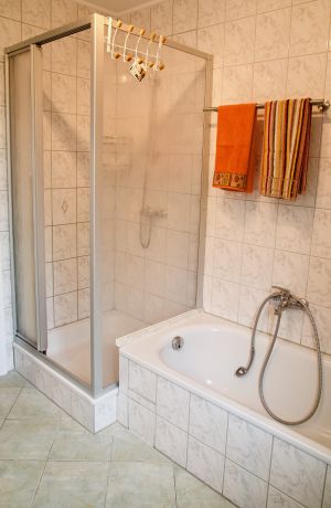 Dusche und Badewanne