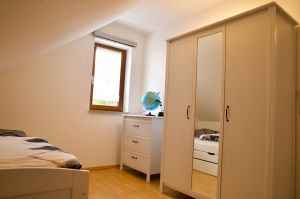Bett, Schrank und Kommode kleines Schlafzimmer