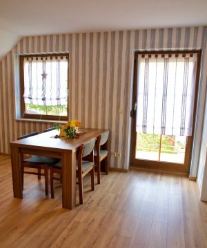 Wohnzimmer Esstisch und Balkontür