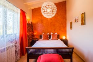 Sie lieben Rottöne? Dann sind Sie im Doppelzimmer Chili genau richtig. Im ersten Stock des Haupthauses zur Gartenseite gelegen, hat auch dieses Zimmer einen schönen Blick auf unsere großen Palmen. Chili ist beliebt bei Gästen, die viel unterwegs sind und sich gern in ein Queensize-Bett (160x200 cm) kuscheln.