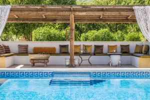 Einfach mal die Seele baumeln lassen .. unser Chill-out-Bereich ist besonders im Hochsommer ein beliebtes (Schatten-)Plätzchen.