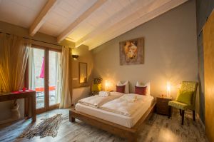 Chocolat erinnert mit seinem Design an den gleichnamigen Liebesfilm mit der wunderbaren Juliette Binoche und Johnny Depp in den Hauptrollen. Das große Doppelzimmer mit einem besonders schönen Designbad ist in der Casita (Anbau) gelegen und hat einen kleinen Patio. Der Pool ist nur wenige Schritte entfernt. Chocolat ist der absolute Liebling aller Verliebten!