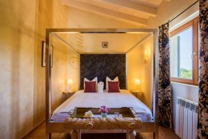 Das Doppelzimmer im Haupthaus ist in hellen Gelbtönen gestaltet und liegt im ersten Stock mit Blick auf den Garten und die Palmenallee. Vanille ist ein kleineres Doppelzimmer und hat ein Kingsize-Bett mit einer Matratze (180x200 cm). Durch seine dezente Farbgebung strahlt es viel Ruhe aus.