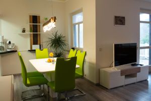 sonniger Platz für 6 Personen mit Blick ins Grüne