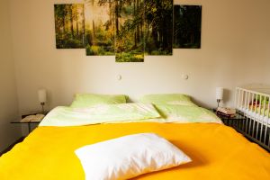 gemütliches, großes Doppelbett (1,8 x 2m) mit neuen Matratzen