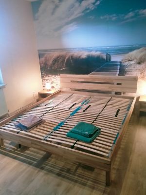 Das Doppelzimmer ist mit einem großen Schrank - Nachttisch mit Lampe und einem neuen PVC-Boden ausgestattet.

Das Doppelbett hat in den Maßen 180 x 200 hat zwei getrennte Matratzen. Diese werden demnächst neu angeliefert.