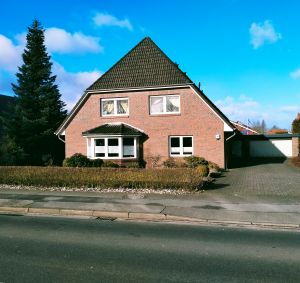 Auf der Auffahrt können bis zu zwei PKW abgestellt werden. Weitere Fahrzeuge und Transporter können direkt vor dem Haus auf der Straße oder in einer Nebenstraße abgestellt werden.