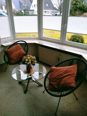 Der Erker im Wohnzimmer mit Blick auf den Vorgarten und Straße