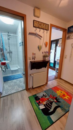 Flur, links Bad, rechts Küche