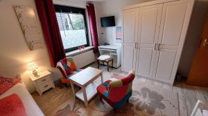 2-Bett Zimmer mit TV und Rolladen