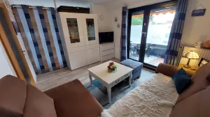 und Ausgang zum überdachten Balkon