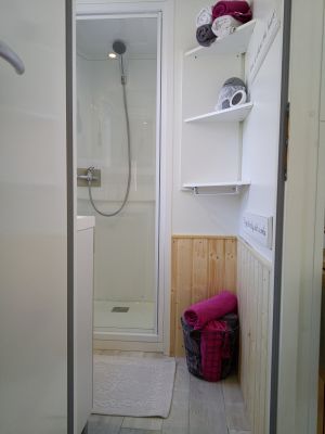 kleines Bad mit Dusche, Waschbecken und Tageslicht