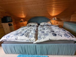hier finden Sie ein Doppelbett und eine Galerie auf der 2 Kinder schlafen können.