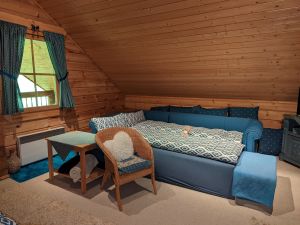 Schlafzimmer 3 mit Doppelbett, Schlafcouch, Badezimmer und Ausgang auf den Balkon