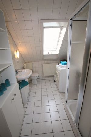 Badezimmer Tageslichtbad mit allem was man braucht.
Waschmaschine und Wäscheständer sind auch vorhanden