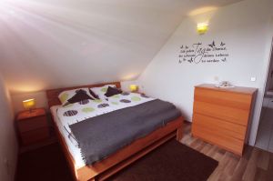 Schlafzimmer I Das Schlafzimmer hat ein Doppelbett von 1,80 x 2,00m
Das Fenster hat Jalousien zum Verdunkeln