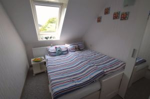 Schlafzimmer II Mit ausziehbarem Doppelbett auf 1,60 x 2,00
Hier lässt es sich gut träumen.
Das Dachfenster ist ebenfalls mit einem Rollo zum verdunkeln versehen.